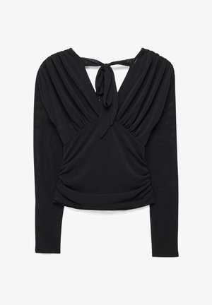 Mustast pika varrukaga naiste pluus, sügava V-kaelusega, kogutud kangasdetailidega ja selja kaelusel lipsuga sulgemisega.