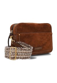 Borsa a tracolla in suede marrone con una tracolla intrecciata testurizzata e dettagli in metallo dorato. Presenta una chiusura a zip e un logo del brand.