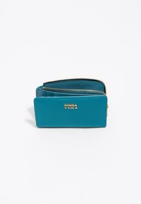 Cartera con cremallera en color azul verdoso, fabricada con un material suave y con un logo de la marca en dorado. Diseño compacto con una forma elegante y acentos mínimos de hardware.