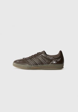 GAZELLE INDOOR UNISEX - Sneakers basse - dark brown/gum