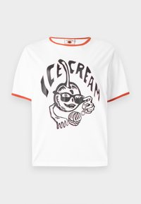 Λευκό μπλουζάκι με πορτοκαλί διακοσμητικό, που απεικονίζει μια καρτουνίστικη κερασιά με γυαλιά ηλίου, να κρατά ένα παγωτό, και τη λέξη "ΠΑΓΩΤΟ" από πάνω.