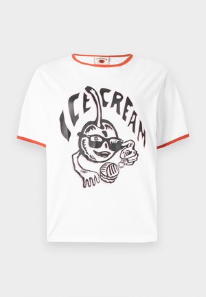Weißes T-Shirt mit orangefarbenem Rand, darauf eine Cartoon-Kirsche mit Sonnenbrille, die eine Eiskugel hält, und dem Schriftzug "ICE CREAM" oben drüber.