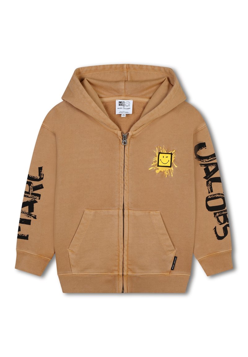 Felpa con zip color beige in morbido cotone, dotata di una tasca frontale, grande testo nero "JACOBS" su una manica e una grafica di un sorriso giallo sul petto.