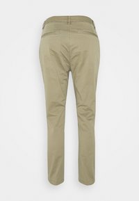 Pantalon beige à jambe droite avec passants de ceinture et deux poches arrière passepoilées, présenté de dos sur fond blanc.