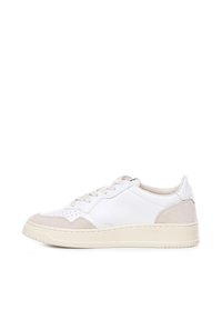 Zapatillas de cuero blancas con acentos de ante beige. Punta redondeada, diseño plano con cordones y suela de goma texturizada. Etiqueta visible en el talón.