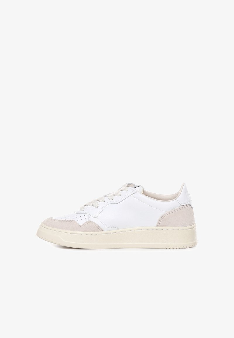 Sneaker in pelle bianca con accenti in suede beige. Punta rotonda, design con lacci piatti e suola in gomma texture. Etichetta visibile sul tallone.