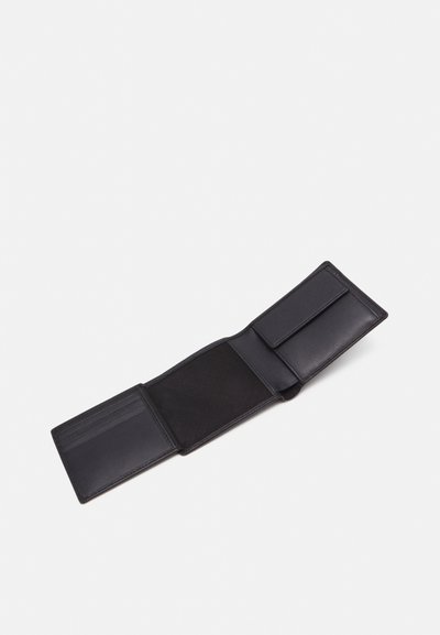 Portefeuille en cuir noir avec un design pliable. Comprend plusieurs emplacements pour cartes, une section en maille et une texture lisse. Fermé, il présente une apparence élégante.