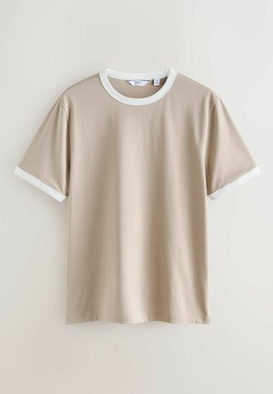 Kortærmet t-shirt i lysebeige bomuld. Har en rund, hvid ribbet halsudskæring og hvide detaljer på ærmerne. Glat tekstur.