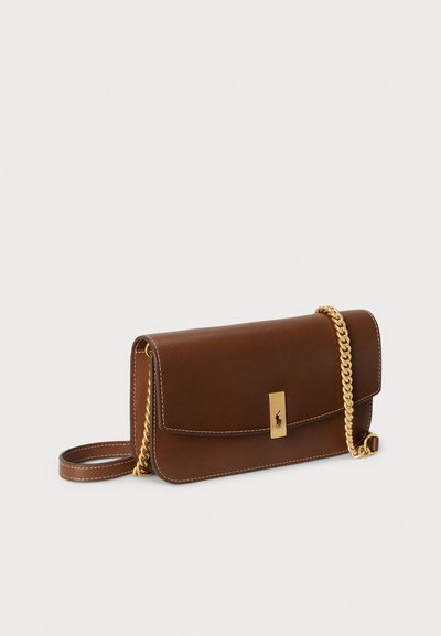 Bolso de cuero marrón con una correa de cadena en tono dorado, forma rectangular, solapa frontal con un cierre dorado y costuras blancas contrastantes.