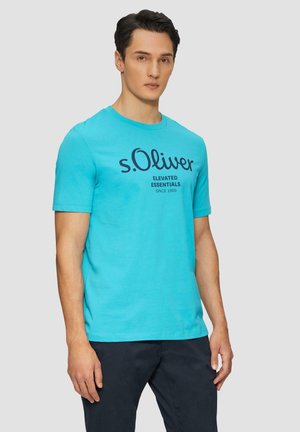 Turquoise T-shirt met korte mouwen, gemaakt van katoen, met een ronde hals en een grafische print in donkerblauw: "s.Oliver ELEVATED ESSENTIALS SINCE 1969."