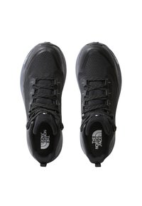 Czarne sportowe buty z siateczkową cholewką, wyściełanym kołnierzem i teksturowanymi sznurowadłami. Posiadają wyraźne logo na pięcie oraz odblaskowe akcenty.