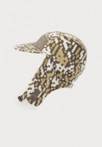 Căciulă căptușită cu fleece, cu bor curbat, având un model de camuflaj în nuanțe de brun, crem și măslin. Include clape pentru urechi și o curea ajustabilă.