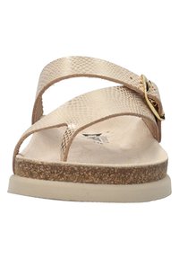 Sandales beige clair avec une texture à motif reptile, des brides croisées, une boucle métallique, et une semelle en liège avec une semelle extérieure en caoutchouc.