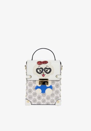 Kleine witte handtas met een cartoonhond die zwarte hartvormige brillen, een rode strik en een blauw outfit draagt, met gouden sluiting en patroonzijden.