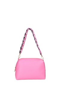 Borsa a tracolla in ecopelle rosa con zip dorata, dotata di una tracolla intrecciata rosa e nera. Texture liscia, forma rettangolare con bordi arrotondati.