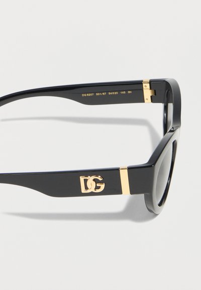 Μαύρα ορθογώνια γυαλιά ηλίου με χρυσό λογότυπο DG και χρυσές λεπτομέρειες στη μεντεσέ του βραχίονα, με εμφανείς τις λεπτομέρειες του μοντέλου στο εσωτερικό του βραχίονα.