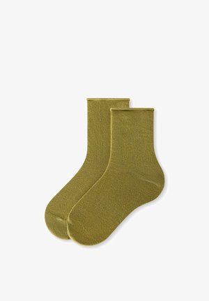 Paire de chaussettes courtes vert olive avec un léger brillant, posées à plat sur un fond blanc.