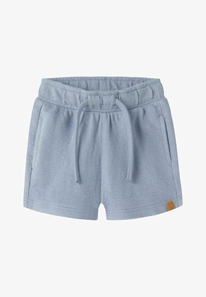 Lichtblauwe terry shorts met elastische tailleband, trekkoord, zijzakken en een klein bruin label aan de zoom.