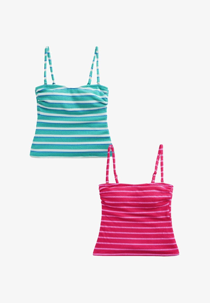 Zwei gerippte Strick-Camisoles mit dünnen Trägern, eines türkis-weiß gestreift und das andere rosa-weiß gestreift, auf weißem Hintergrund.