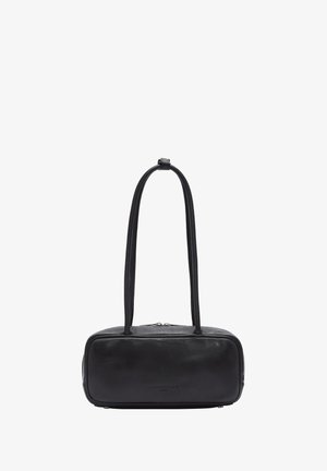 Bolso de cuero negro con forma rectangular, que presenta dos asas largas, cierre de cremallera y un logo sutil en la parte frontal.