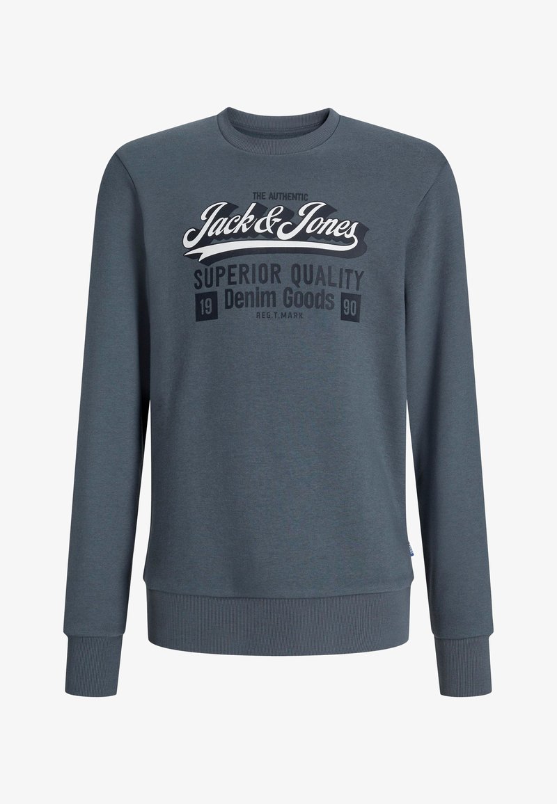 Tmavosivá mikina s dlhým rukávom s pružnými manžetami a spodným lemom, s bielym a čiernym textom "Jack & Jones Superior Quality Denim Goods" na prednej strane.