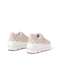 Sneaker beige con un motivo logo ripetuto, dettagli in suede e una suola bianca spessa. Presentano lacci e un colletto imbottito per il comfort.