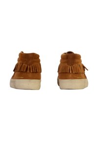 Zapatillas altas de ante marrón con detalles de flecos, suelas de goma blanca y un acabado texturizado. Unas simples costuras realzan el diseño trasero.