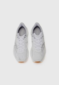 Scarpe da corsa bianche in tessuto a rete con un design testurizzato, dotate di accenti grigi, una suola imbottita e lacci piatti.