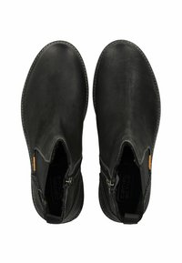 Botas de tobillo de cuero negro con puntera redondeada, detalle de costura sutil, cremalleras laterales y un acabado texturizado. El interior presenta el logo.
