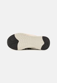 Puma SOFTRIDE SOPHIA 2 - Trening copati - black/gold/warm white