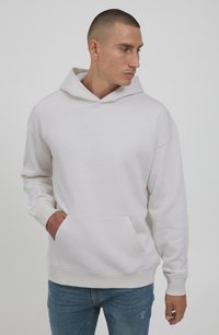 Hellegrauer Kapuzenpullover aus weichem Stoff, mit einer Fronttasche und strukturiertem Stickdesign. Lässig geschnitten mit gerippten Bündchen und Saum.