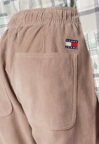Tommy Jeans ISAAC - Trousers - coastal taupe