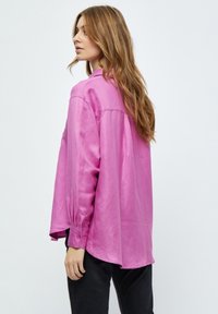 Minus MIAUGUSTE LINEN SHIRT. - Nööpidega pluus - super pink
