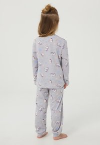 Szary zestaw piżamowy z długimi rękawami i spodniami, ozdobiony wzorem jednorożców i gwiazd w pastelowych kolorach. Miękka, lekka tkanina.