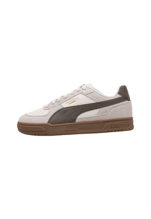 Zapatilla baja Puma en beige y marrón con textura de ante y suela de goma, franja lateral con logo y cierre con cordones.