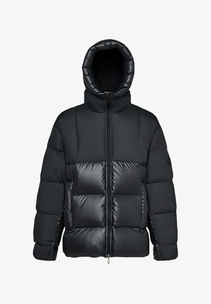 Giacca imbottita nera con collo alto e cappuccio. Presenta un design trapuntato con una finitura lucida, chiusura con cerniera e una silhouette squadrata.