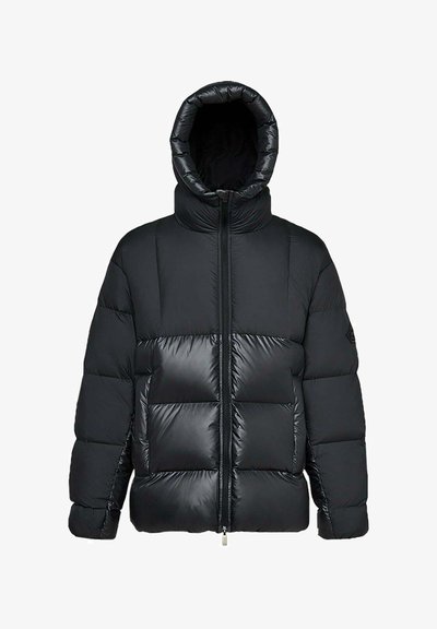 Giacca imbottita nera con collo alto e cappuccio. Presenta un design trapuntato con una finitura lucida, chiusura con cerniera e una silhouette squadrata.