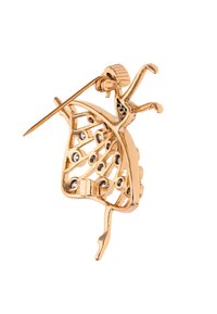 Kultakeltainen rintaneula perhosmuotoisena, jossa on hienot leikkuukuviot ja kirkkaat strassikoristeet, terävä pinni kiinnittämistä varten.