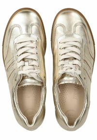 Zlaté metalické tenisky s bílými tkaničkami, s textilními panely a texturovanou gumovou podrážkou. Kulatá špička a perforovaná stélka pro pohodlí.