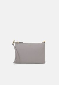 Szara skórzana kopertówka z teksturowaną powierzchnią, złotymi akcentami, zamknięciem na zamek oraz odczepianym paskiem, co zapewnia różnorodne możliwości noszenia.