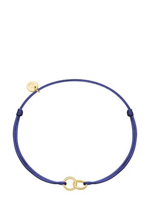 Bracelet à cordon bleu réglable avec deux petites anneaux dorés entrelacés et un pendentif rond en or gravé d'initiales.