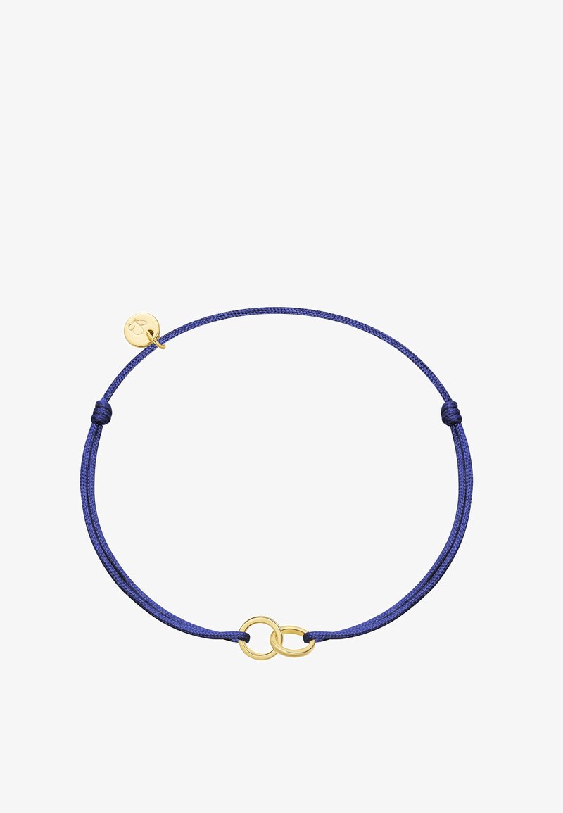 Braccialetto regolabile con cordoncino blu, due piccoli anelli d'oro intrecciati e un ciondolo rotondo in oro inciso con iniziali.