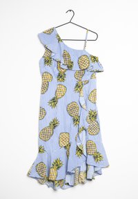 Yksi olkaimellinen mekko, jossa on sinivalkoinen raitakuosi, koristeltu keltaisilla ananaksilla, ja johon kuuluu röyhelöitä sekä liehuva helma.