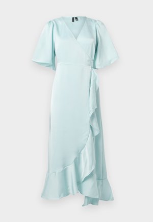 Vestido envolvente azul claro feito de um tecido suave, apresentando mangas curtas com babados, uma bainha com pregas e um laço na cintura para um ajuste ajustável.
