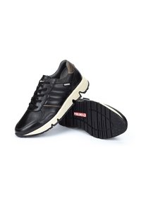 Baskets en cuir noir avec un dessus texturé, une semelle gris clair et des accents sombres contrastants. Dotées de lacets et d'un logo sur le côté.