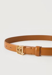 Ζώνη από ανοιχτό καφέ δέρμα με τετράγωνη χρυσή αγκράφα που διαθέτει γεωμετρικό μοτίβο διακοπής, εμφανίζεται σε λευκό φόντο.