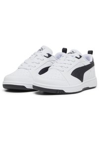 Des baskets blanches avec des accents noirs, présentant des détails perforés, un système de laçage, un col rembourré et une semelle en caoutchouc pour l'adhérence.