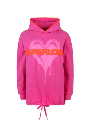Helle pinke Kapuzenjacke mit orangefarbenen Akzenten, die ein großes pixeliertes Herz und das Wort "SUPERLOVE" in fetten orangenen Buchstaben auf der Brust zeigt.