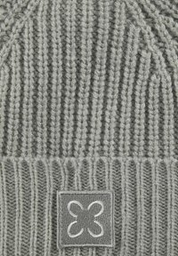Grijze gebreide beanie met ribbeltextuur, voorzien van een vierkante patch met een geborduurd lichtgrijs ontwerp aan de onderkant.