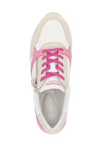 Witte en beige sneaker met roze accenten, gestructureerde textuur, platte veters en een ritsdetail. "Remonte sinds 1876" gedrukt aan de binnenkant.